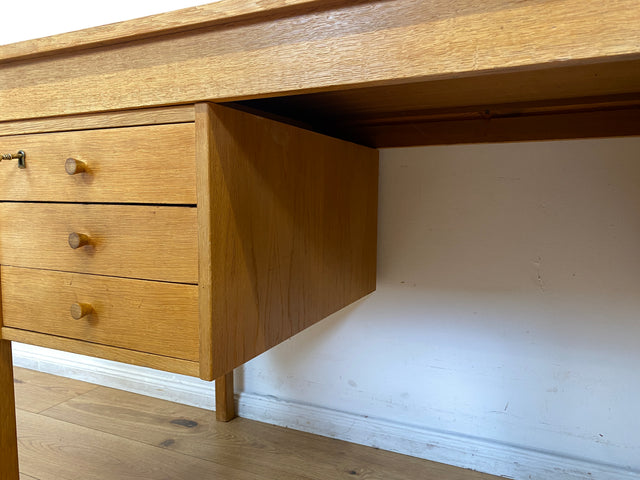 Stilvoller freistehender skandinavischer Schreibtisch in Eiche, mit Schubladen I Writing Desk Arbeitstisch Bürotisch Computertisch Danish Design Modern Vintage 60er 70er I