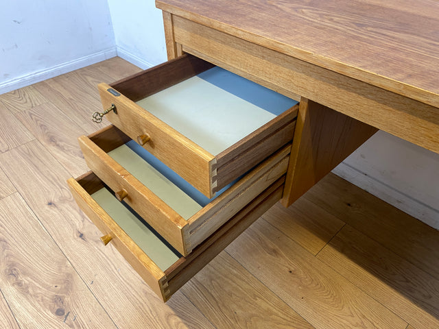 Stilvoller freistehender skandinavischer Schreibtisch in Eiche, mit Schubladen I Writing Desk Arbeitstisch Bürotisch Computertisch Danish Design Modern Vintage 60er 70er I
