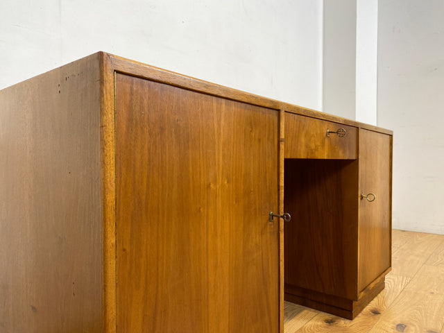 WMK I Minimalistischer freistehender Mid-Century Schreibtisch aus vollem Holz mit Regal Rückseite