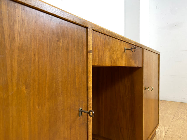 WMK I Minimalistischer freistehender Mid-Century Schreibtisch aus vollem Holz mit Regal Rückseite