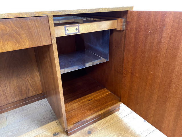 WMK I Minimalistischer freistehender Mid-Century Schreibtisch aus vollem Holz mit Regal Rückseite