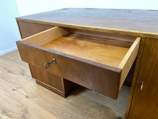 WMK I Minimalistischer freistehender Mid-Century Schreibtisch aus vollem Holz mit Regal Rückseite