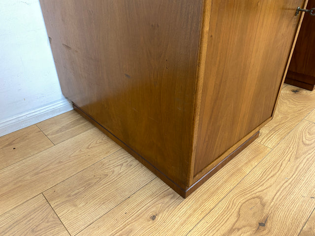 WMK I Minimalistischer freistehender Mid-Century Schreibtisch aus vollem Holz mit Regal Rückseite