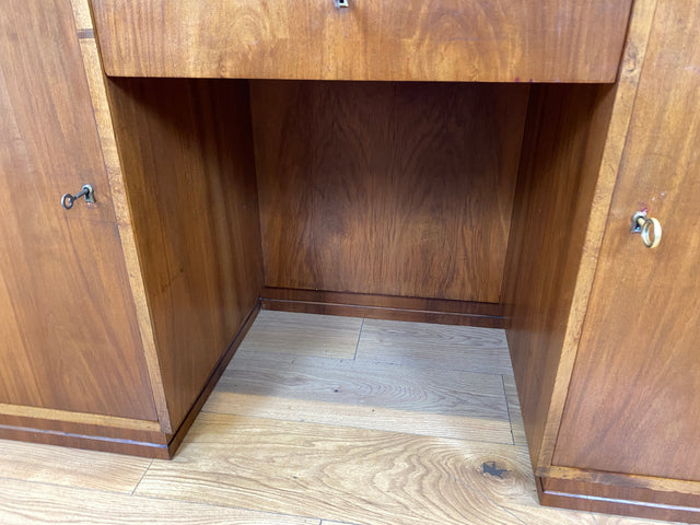 WMK I Minimalistischer freistehender Mid-Century Schreibtisch aus vollem Holz mit Regal Rückseite