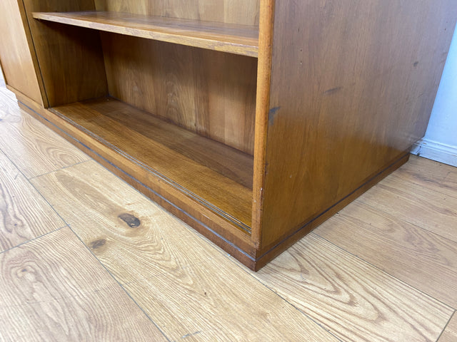 WMK I Minimalistischer freistehender Mid-Century Schreibtisch aus vollem Holz mit Regal Rückseite