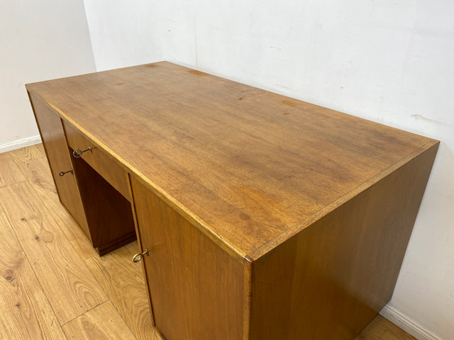 WMK I Minimalistischer freistehender Mid-Century Schreibtisch aus vollem Holz mit Regal Rückseite