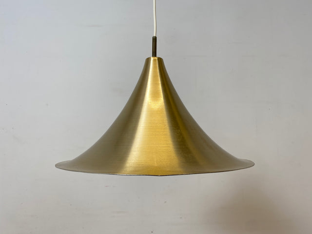 WMK I Formschöne goldene skandinavische Space Age Hängelampe aus Messing