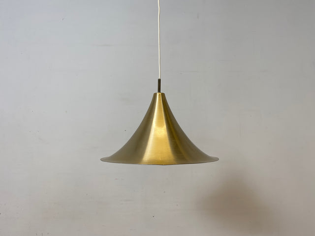 WMK I Formschöne goldene skandinavische Space Age Hängelampe aus Messing