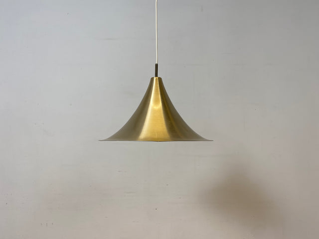 WMK I Formschöne goldene skandinavische Space Age Hängelampe aus Messing