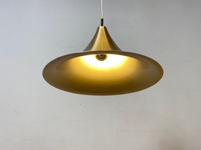 WMK I Formschöne goldene skandinavische Space Age Hängelampe aus Messing