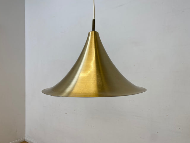 WMK I Formschöne goldene skandinavische Space Age Hängelampe aus Messing