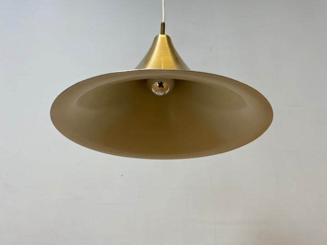WMK I Formschöne goldene skandinavische Space Age Hängelampe aus Messing