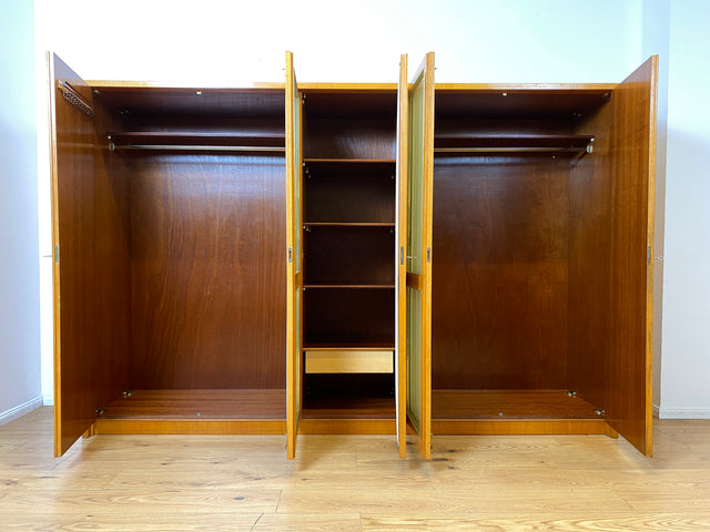 Stilvoller heller großer 50er Jahre Kleiderschrank aus vollem Holz mir Glastüren & Vorhängen