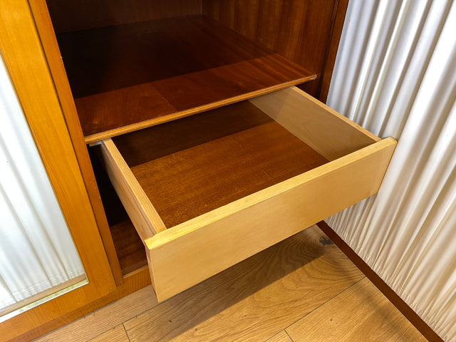 Stilvoller heller großer 50er Jahre Kleiderschrank aus vollem Holz mir Glastüren & Vorhängen