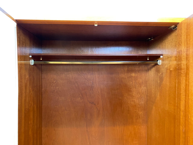 Stilvoller heller großer 50er Jahre Kleiderschrank aus vollem Holz mir Glastüren & Vorhängen