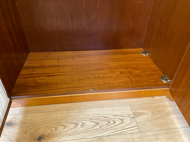 Stilvoller heller großer 50er Jahre Kleiderschrank aus vollem Holz mir Glastüren & Vorhängen