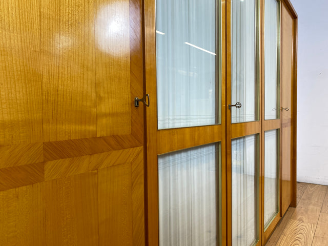 Stilvoller heller großer 50er Jahre Kleiderschrank aus vollem Holz mir Glastüren & Vorhängen