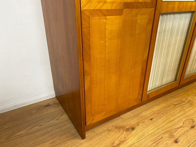 Stilvoller heller großer 50er Jahre Kleiderschrank aus vollem Holz mir Glastüren & Vorhängen