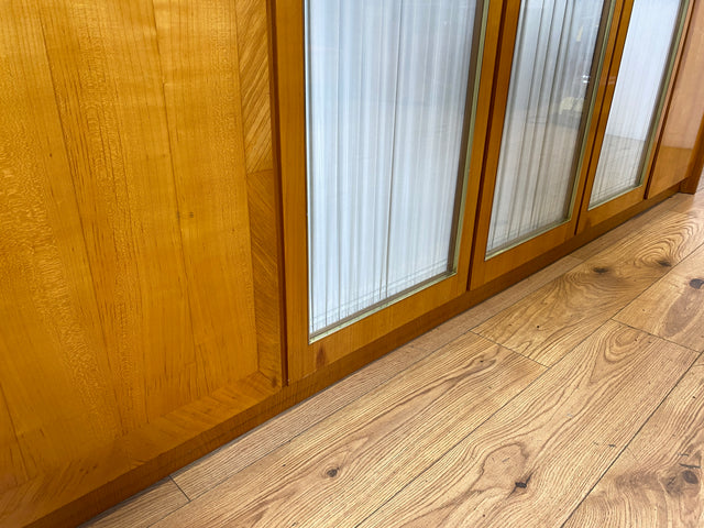 Stilvoller heller großer 50er Jahre Kleiderschrank aus vollem Holz mir Glastüren & Vorhängen