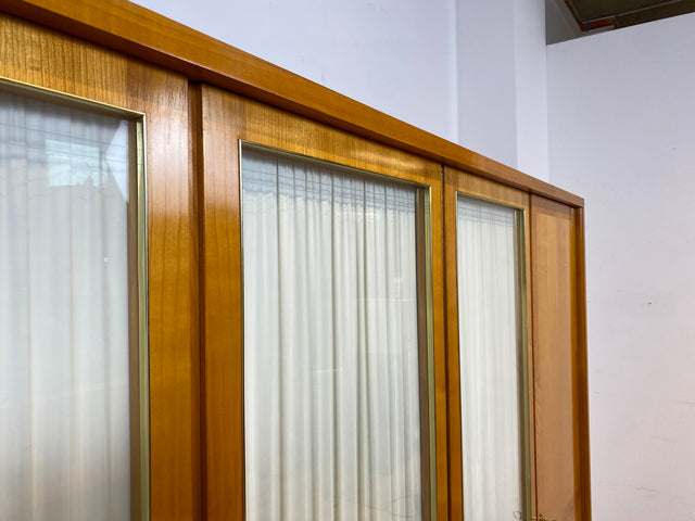 Stilvoller heller großer 50er Jahre Kleiderschrank aus vollem Holz mir Glastüren & Vorhängen