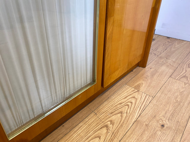 Stilvoller heller großer 50er Jahre Kleiderschrank aus vollem Holz mir Glastüren & Vorhängen