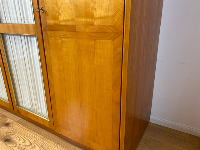 Stilvoller heller großer 50er Jahre Kleiderschrank aus vollem Holz mir Glastüren & Vorhängen