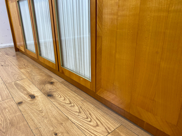 Stilvoller heller großer 50er Jahre Kleiderschrank aus vollem Holz mir Glastüren & Vorhängen
