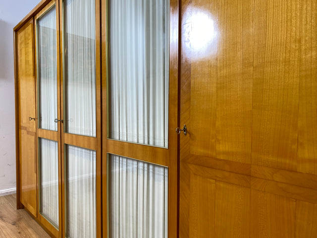 Stilvoller heller großer 50er Jahre Kleiderschrank aus vollem Holz mir Glastüren & Vorhängen