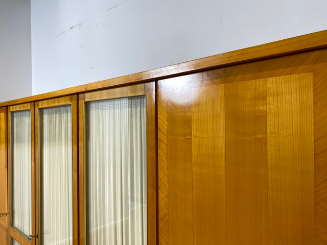 Stilvoller heller großer 50er Jahre Kleiderschrank aus vollem Holz mir Glastüren & Vorhängen