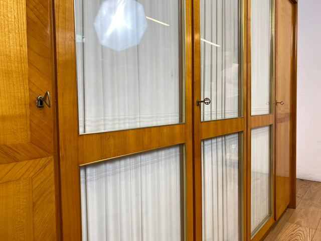 Stilvoller heller großer 50er Jahre Kleiderschrank aus vollem Holz mir Glastüren & Vorhängen