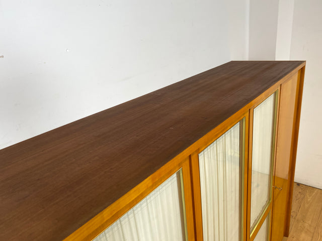 Stilvoller heller großer 50er Jahre Kleiderschrank aus vollem Holz mir Glastüren & Vorhängen