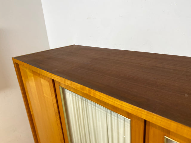 Stilvoller heller großer 50er Jahre Kleiderschrank aus vollem Holz mir Glastüren & Vorhängen