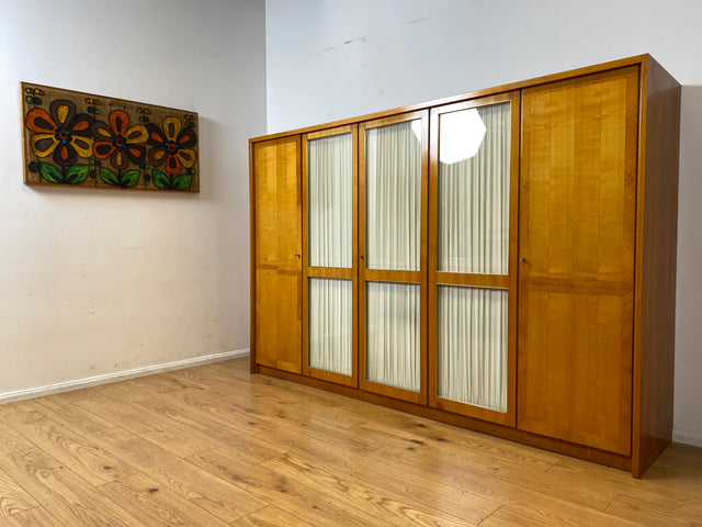 Stilvoller heller großer 50er Jahre Kleiderschrank aus vollem Holz mir Glastüren & Vorhängen