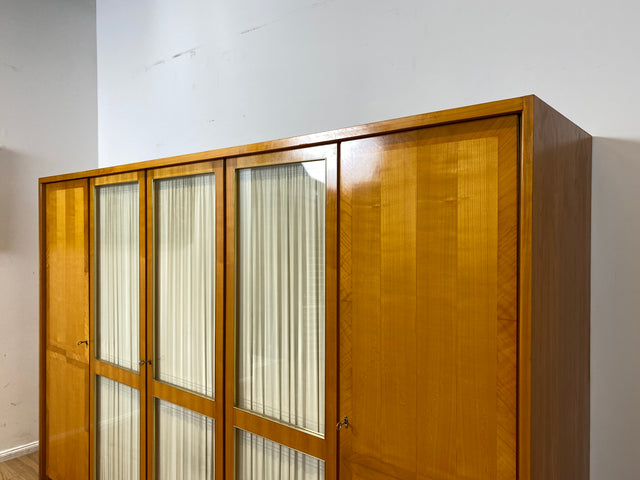 Stilvoller heller großer 50er Jahre Kleiderschrank aus vollem Holz mir Glastüren & Vorhängen