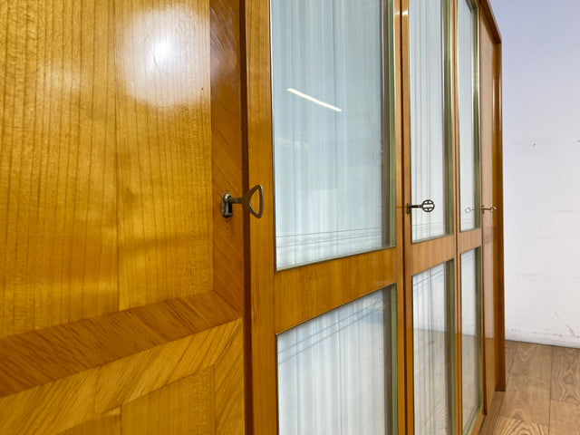 Stilvoller heller großer 50er Jahre Kleiderschrank aus vollem Holz mir Glastüren & Vorhängen