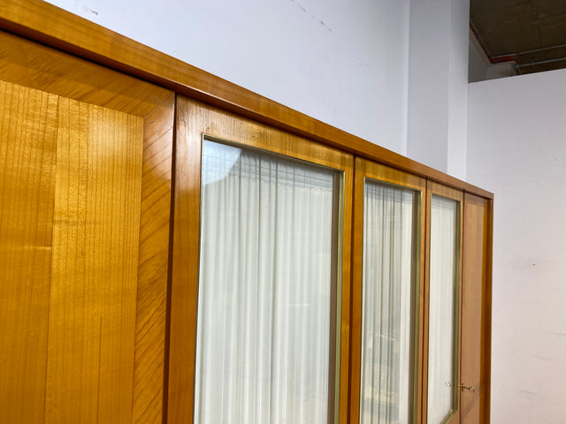 Stilvoller heller großer 50er Jahre Kleiderschrank aus vollem Holz mir Glastüren & Vorhängen