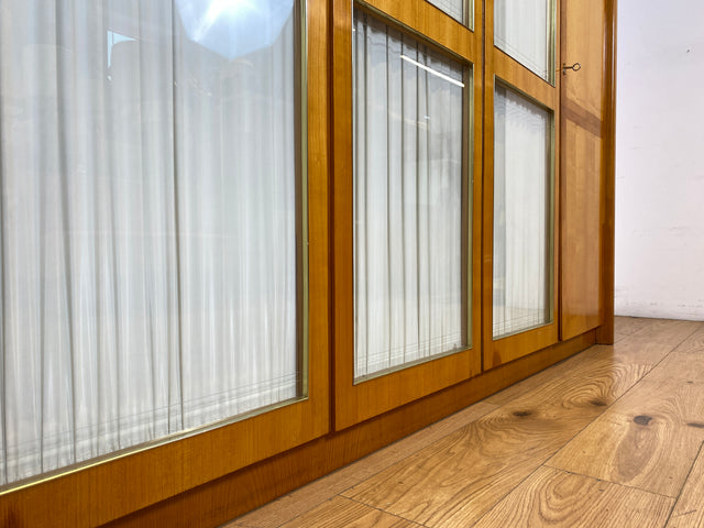 Stilvoller heller großer 50er Jahre Kleiderschrank aus vollem Holz mir Glastüren & Vorhängen