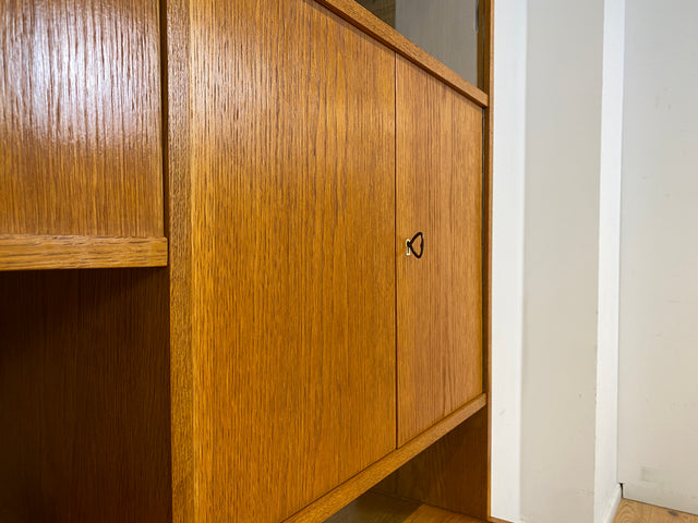 WMK I Hochwertiger großer Mid-Century Bücherschrank I Vollholz in Eiche I mit Vitrine und Schiebetüren I Büchervitrine Highboard Regalwand Eckregal Eckschrank Regal Wohnwand Vintage 50er 60er