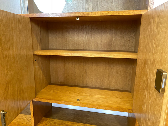 WMK I Hochwertiger großer Mid-Century Bücherschrank I Vollholz in Eiche I mit Vitrine und Schiebetüren I Büchervitrine Highboard Regalwand Eckregal Eckschrank Regal Wohnwand Vintage 50er 60er