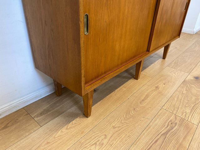 WMK I Hochwertiger großer Mid-Century Bücherschrank I Vollholz in Eiche I mit Vitrine und Schiebetüren I Büchervitrine Highboard Regalwand Eckregal Eckschrank Regal Wohnwand Vintage 50er 60er