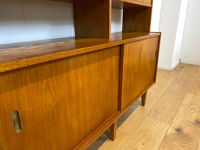 WMK I Hochwertiger großer Mid-Century Bücherschrank I Vollholz in Eiche I mit Vitrine und Schiebetüren I Büchervitrine Highboard Regalwand Eckregal Eckschrank Regal Wohnwand Vintage 50er 60er