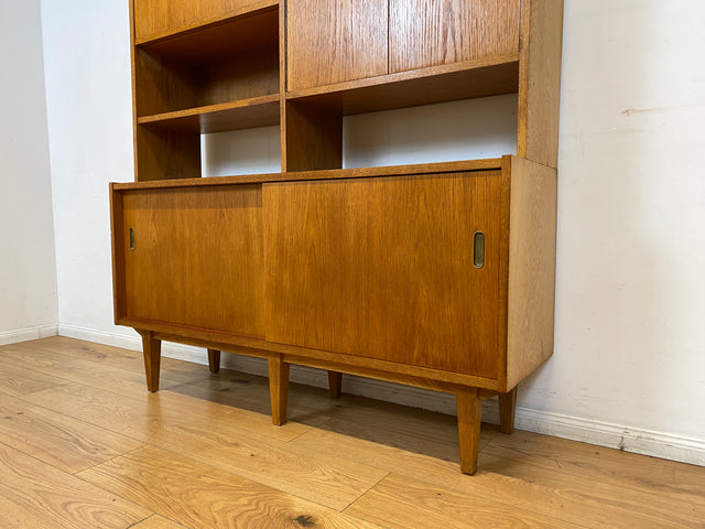 WMK I Hochwertiger großer Mid-Century Bücherschrank I Vollholz in Eiche I mit Vitrine und Schiebetüren I Büchervitrine Highboard Regalwand Eckregal Eckschrank Regal Wohnwand Vintage 50er 60er
