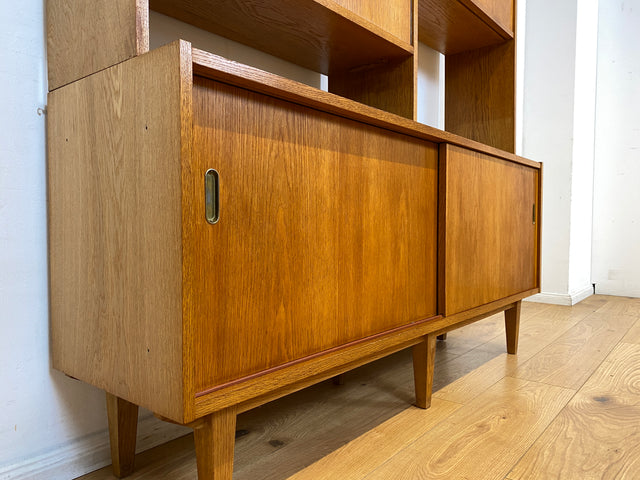WMK I Hochwertiger großer Mid-Century Bücherschrank I Vollholz in Eiche I mit Vitrine und Schiebetüren I Highboard Büchervitrine Regalwand Eckregal Eckschrank Regal Wohnwand Vintage 50er 60er