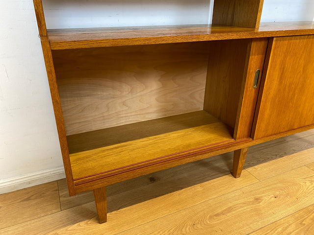 WMK I Hochwertiger großer Mid-Century Bücherschrank I Vollholz in Eiche I mit Vitrine und Schiebetüren I Highboard Büchervitrine Regalwand Eckregal Eckschrank Regal Wohnwand Vintage 50er 60er
