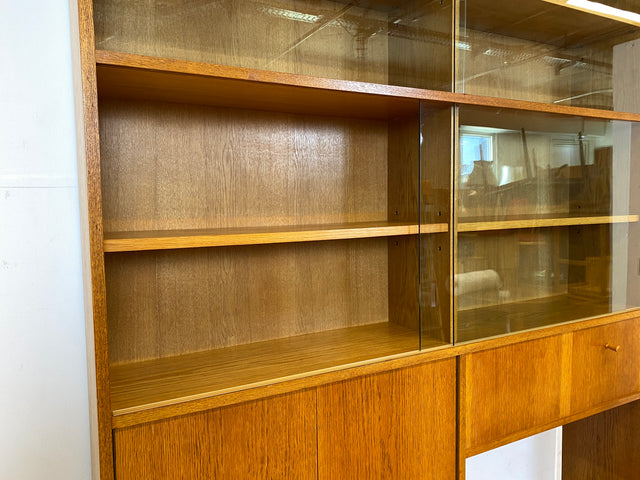 WMK I Hochwertiger großer Mid-Century Bücherschrank I Vollholz in Eiche I mit Vitrine und Schiebetüren I Highboard Büchervitrine Regalwand Eckregal Eckschrank Regal Wohnwand Vintage 50er 60er