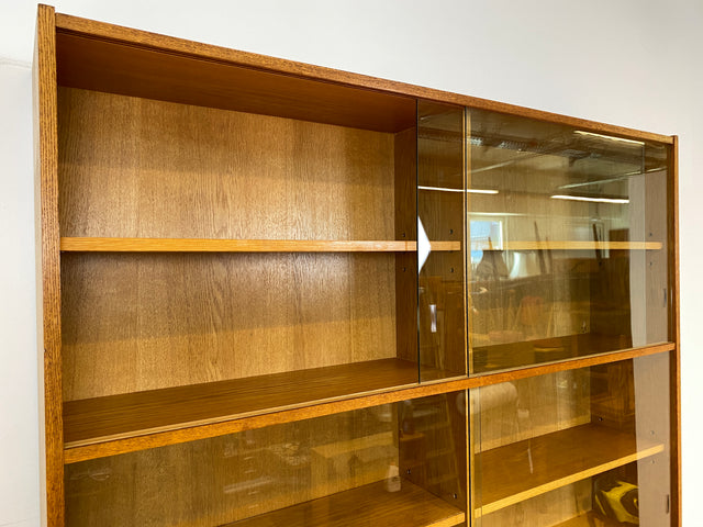 WMK I Hochwertiger großer Mid-Century Bücherschrank I Vollholz in Eiche I mit Vitrine und Schiebetüren I Highboard Büchervitrine Regalwand Eckregal Eckschrank Regal Wohnwand Vintage 50er 60er