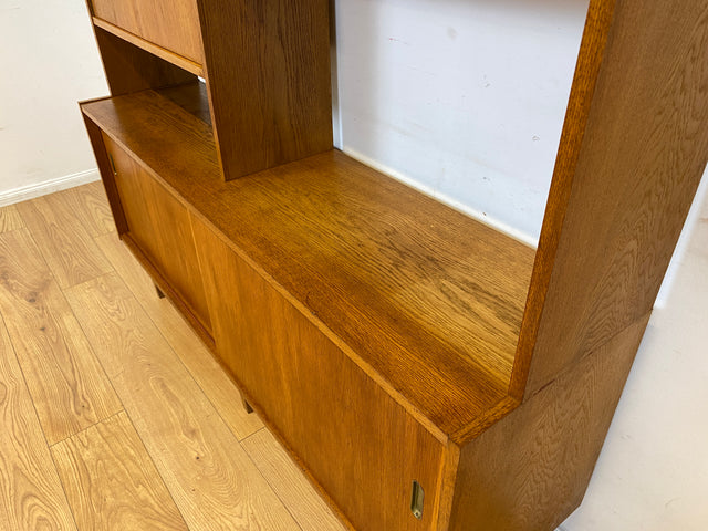 WMK I Hochwertiger großer Mid-Century Bücherschrank I Vollholz in Eiche I mit Vitrine und Schiebetüren I Highboard Büchervitrine Regalwand Eckregal Eckschrank Regal Wohnwand Vintage 50er 60er