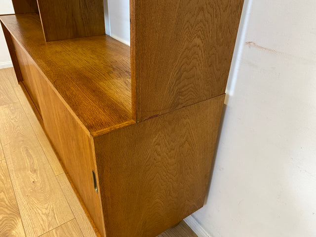 WMK I Hochwertiger großer Mid-Century Bücherschrank I Vollholz in Eiche I mit Vitrine und Schiebetüren I Highboard Büchervitrine Regalwand Eckregal Eckschrank Regal Wohnwand Vintage 50er 60er
