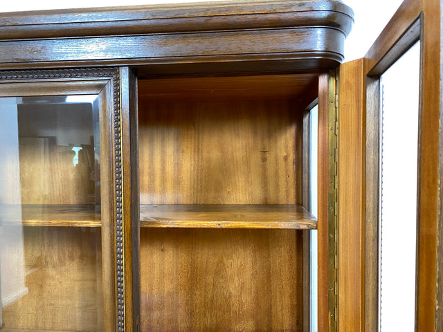 WMK I Hochwertige handverzierte antike Vitrine aus vollem Holz mit facettiertem Gläsern