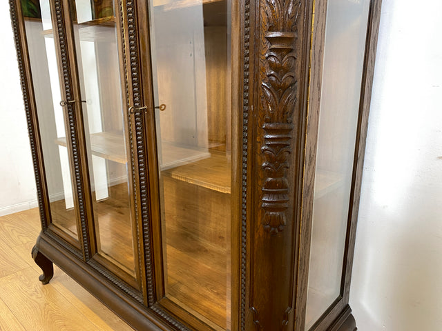 WMK I Hochwertige handverzierte antike Vitrine aus vollem Holz mit facettiertem Gläsern